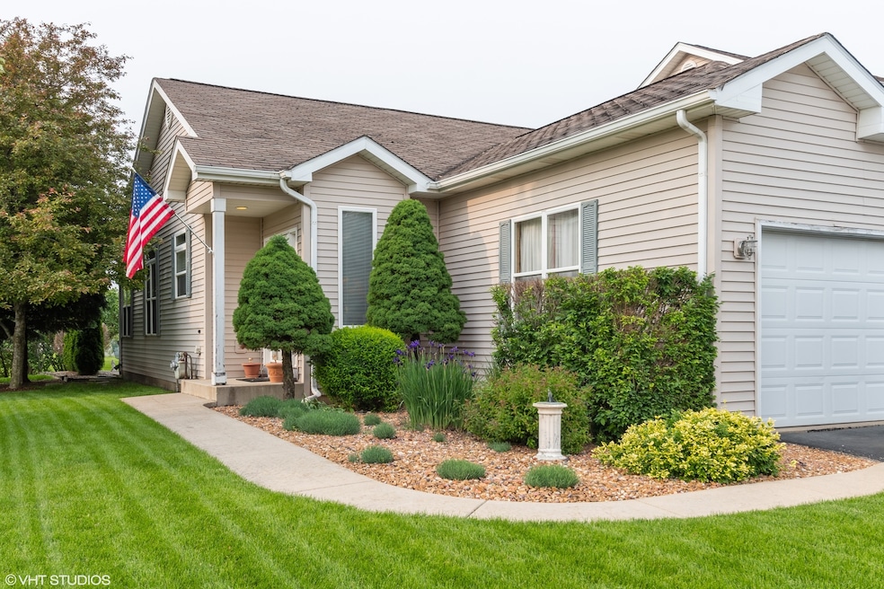 596 Chestnut Dr, Oswego, IL 60543 - photo 1