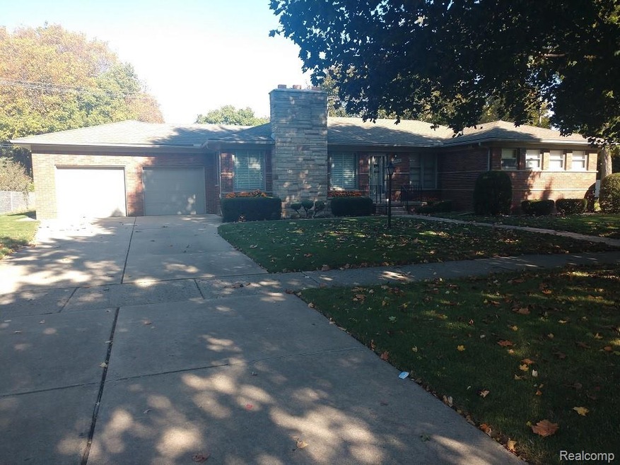 ALLEN PARK SCHOOLS. LOT SIZE 107 X 110 1/4 ACRE. 1