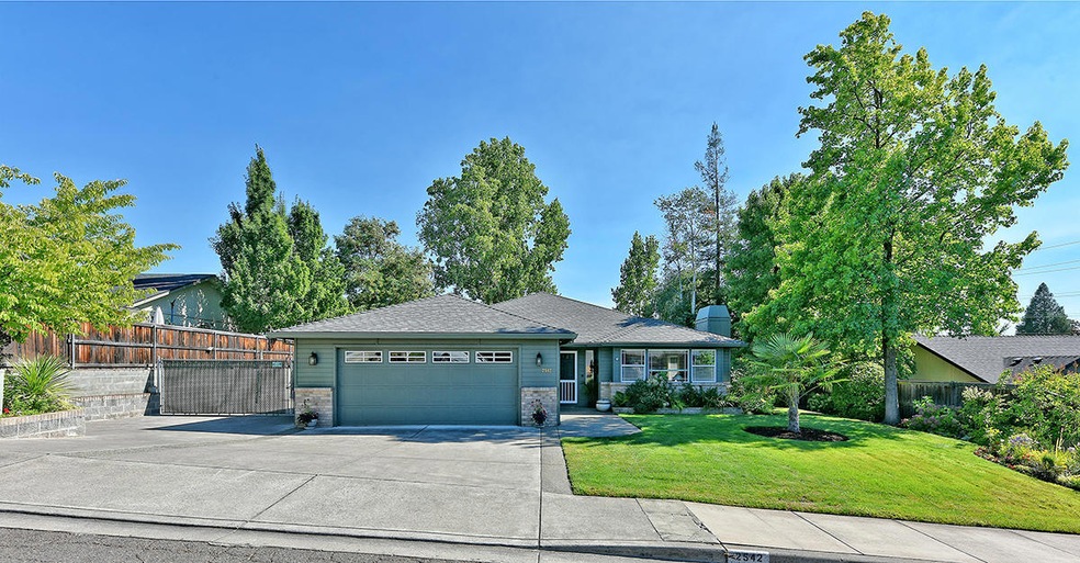 2542 Ashwood Ct, Medford, OR 97504 - photo 1