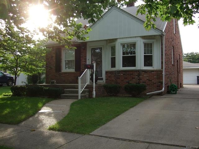 BEAUTIFUL BUNGALOW ON A 70' WIDE LOT.