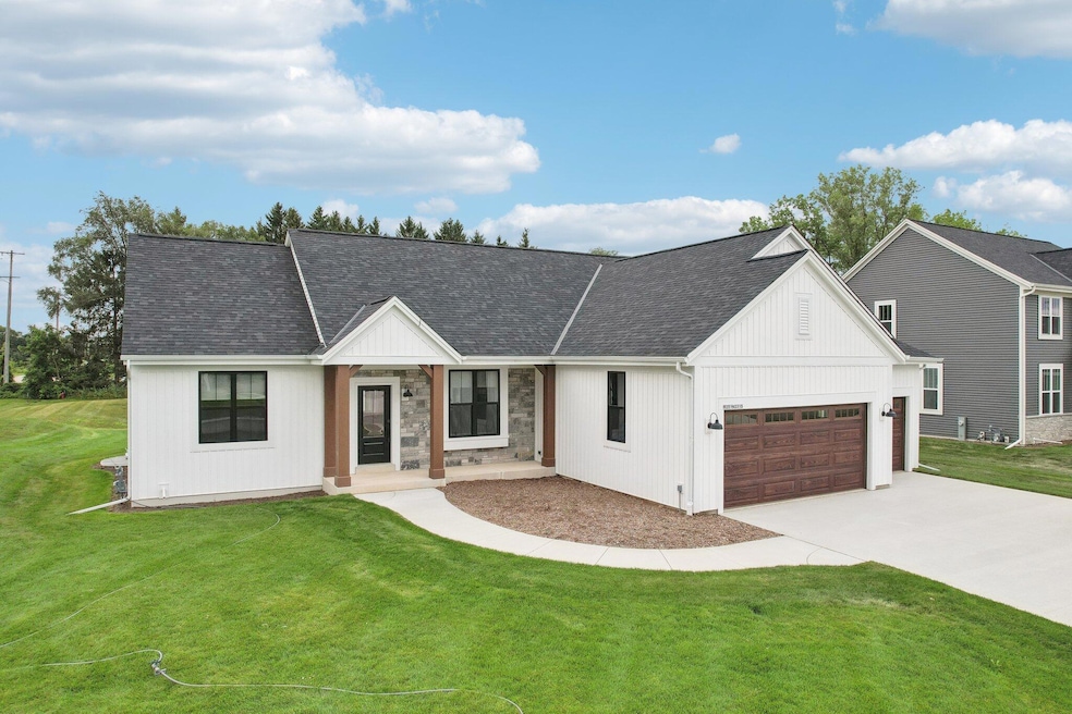 W251 N2315 Valleyview Cir 01 Americana