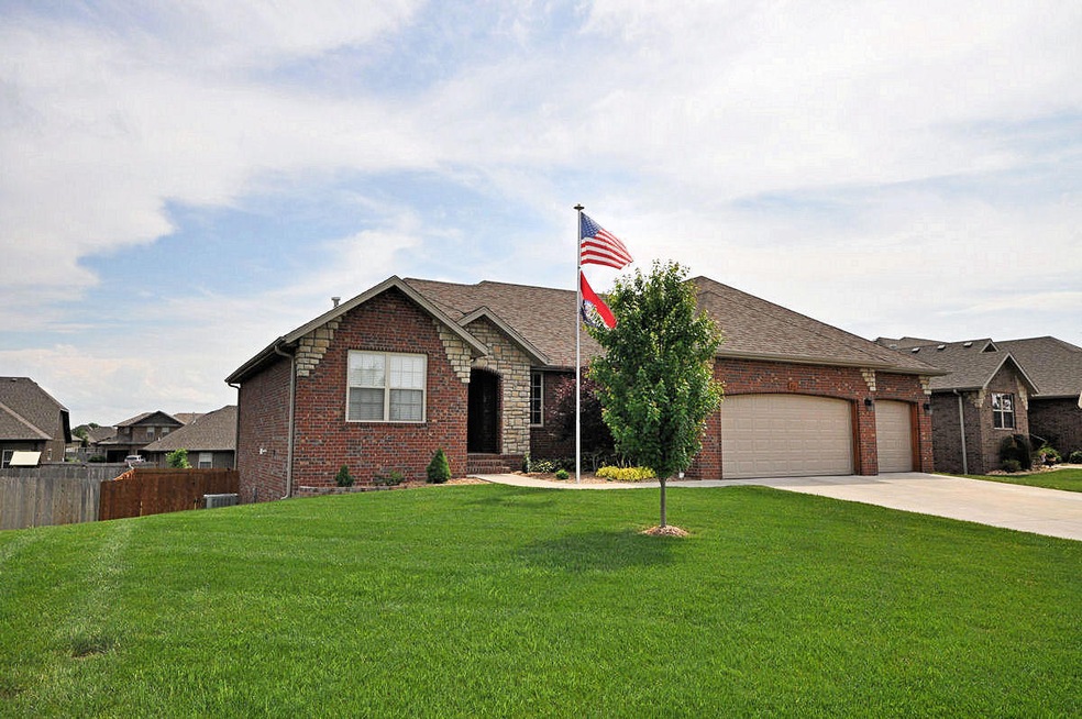 812 E Weldon Dr, Nixa, MO 65714 - photo 1