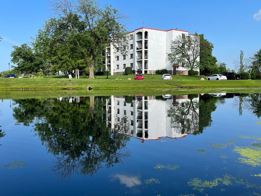 Plum Creek unit 410, Wheeling, IL 60090 - photo 1