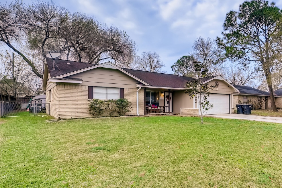 904 Midas Ln, Alvin, TX 77511 - photo 1