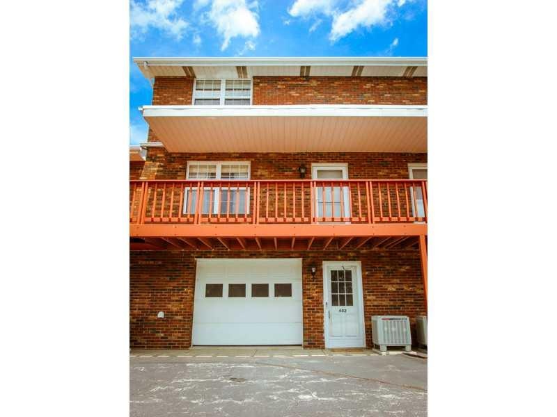 Exterior Front. Chippewa  Riviera - Brick Condomin