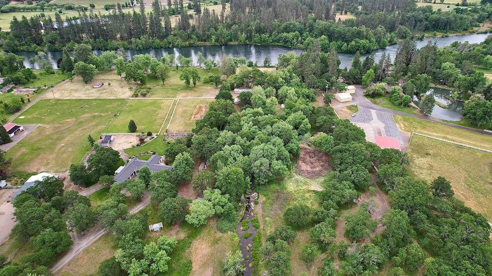 12240 Modoc Rd unit C, White City, OR 97503 - photo 1