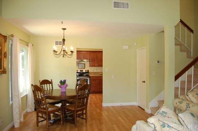 Dining Room / Living Room Light and Bright! Lots o