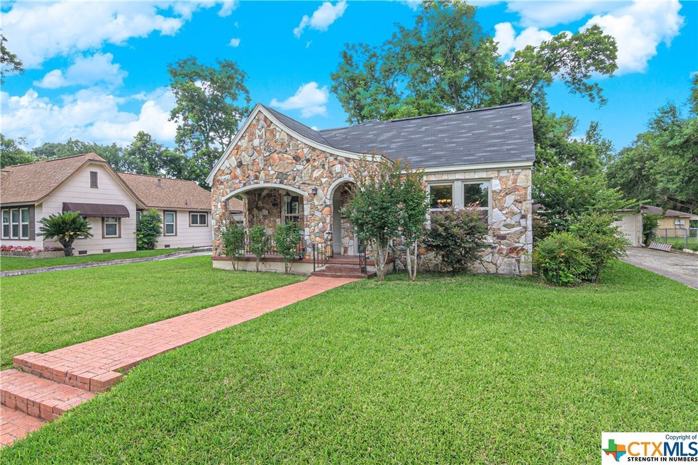 807 Bismark St, Seguin, TX 78155 - photo 1