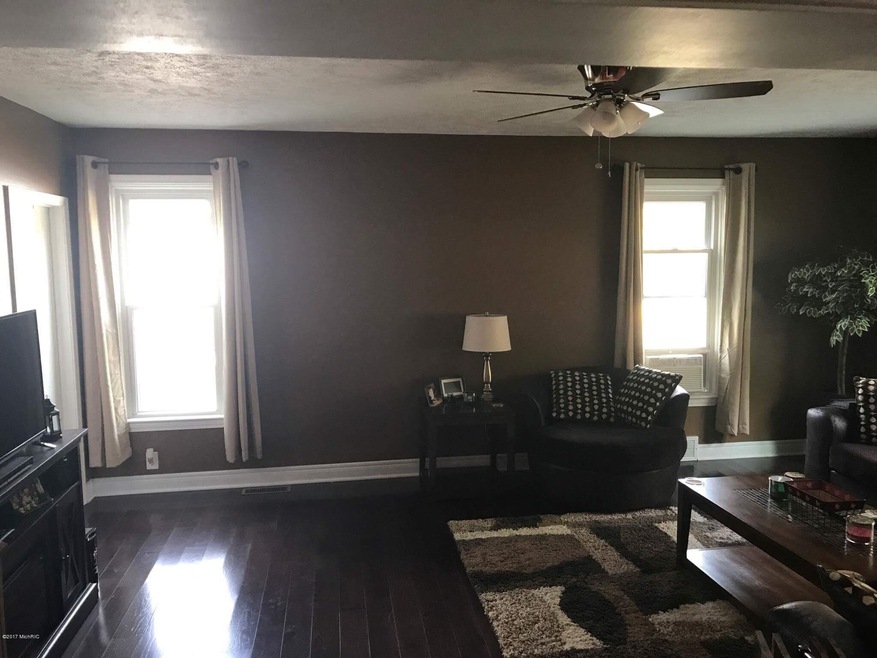 429 Allen St, Ionia, MI 48846 - photo 1