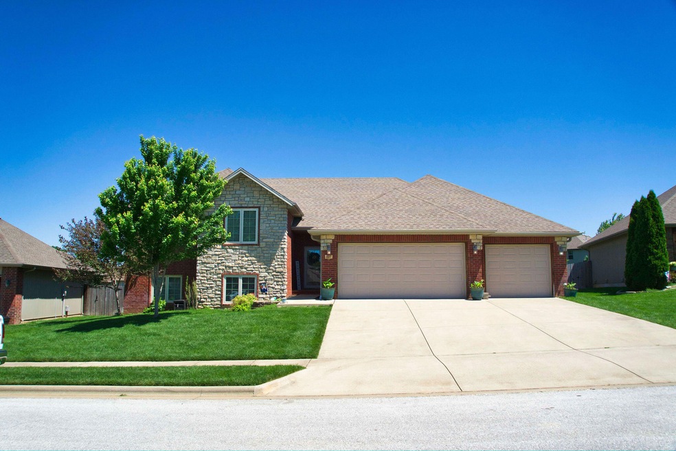 811 E Roubidoux St, Nixa, MO 65714 - photo 1