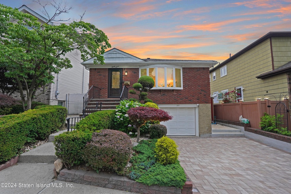 37 Beach Ave, Staten Island, NY 10306 - photo 1