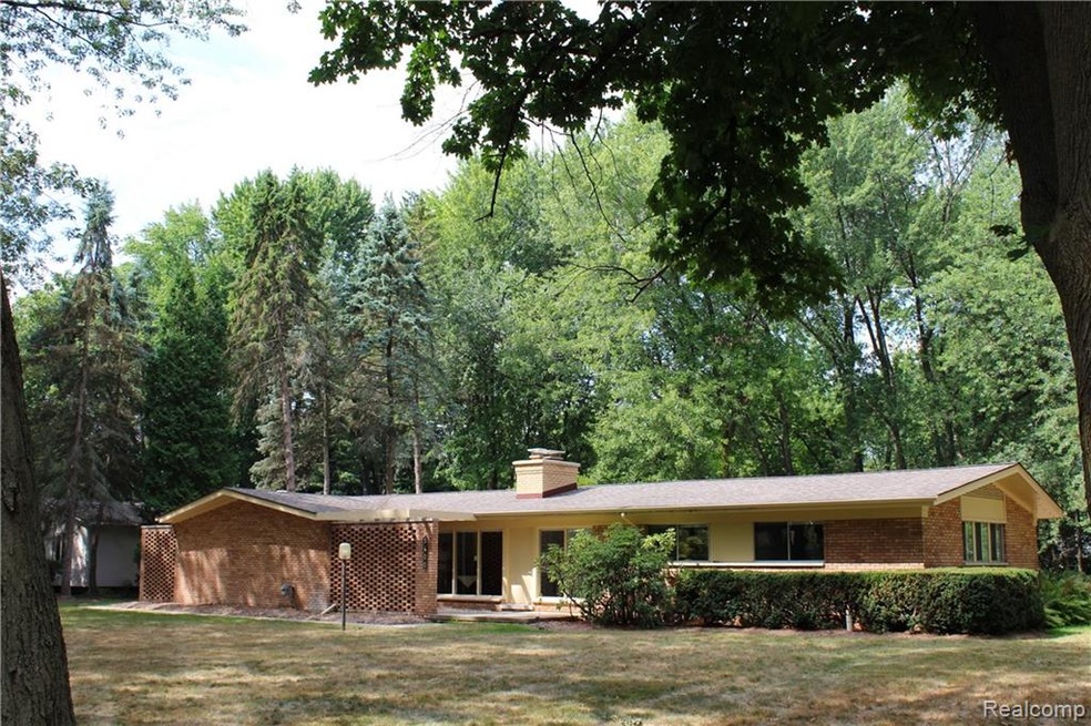 5600 Crabtree Rd, Bloomfield Hills, MI 48301 - photo 1