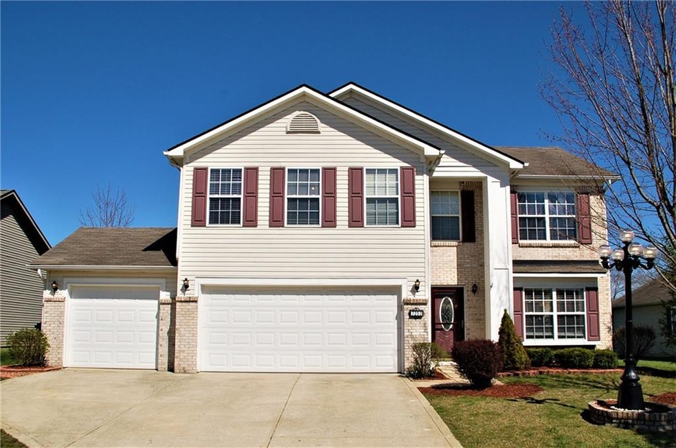 Spacious 2 Story 4 Bedroom Traditional House w/3 Car Garage.