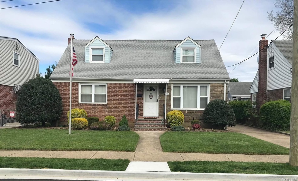 54 12th Ave, Mineola, NY 11501 - photo 1