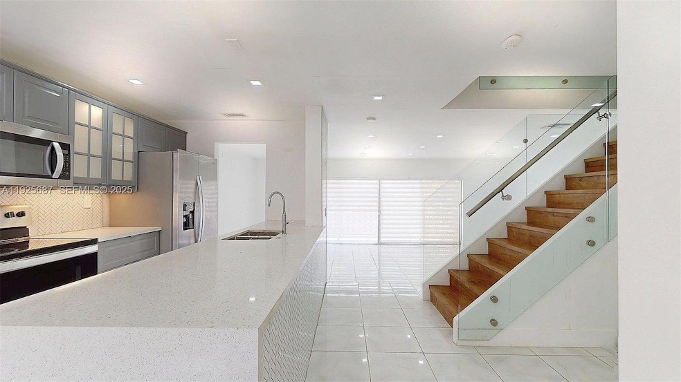 8212 NW 8th Place unit 2, Plantation, FL 33324 - photo 1