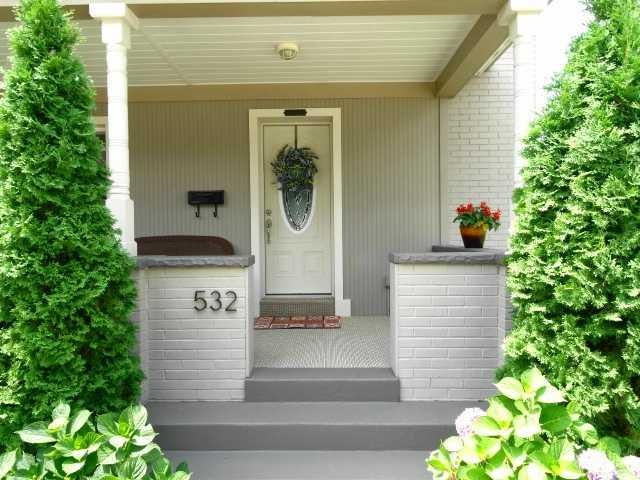 Entry/Foyer.