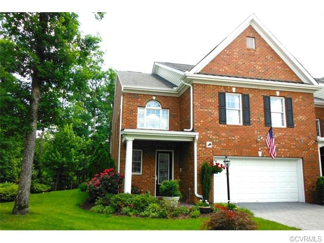 Gorgeous End unit, brick town house!! Gorgeous lan