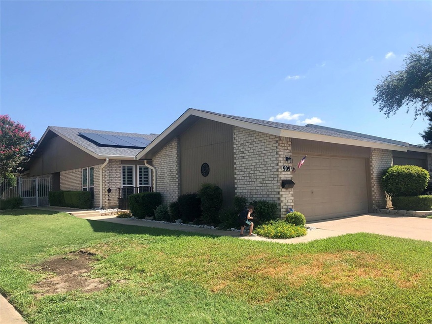 909 Shady Creek Ln, Bedford, TX 76021 - photo 1