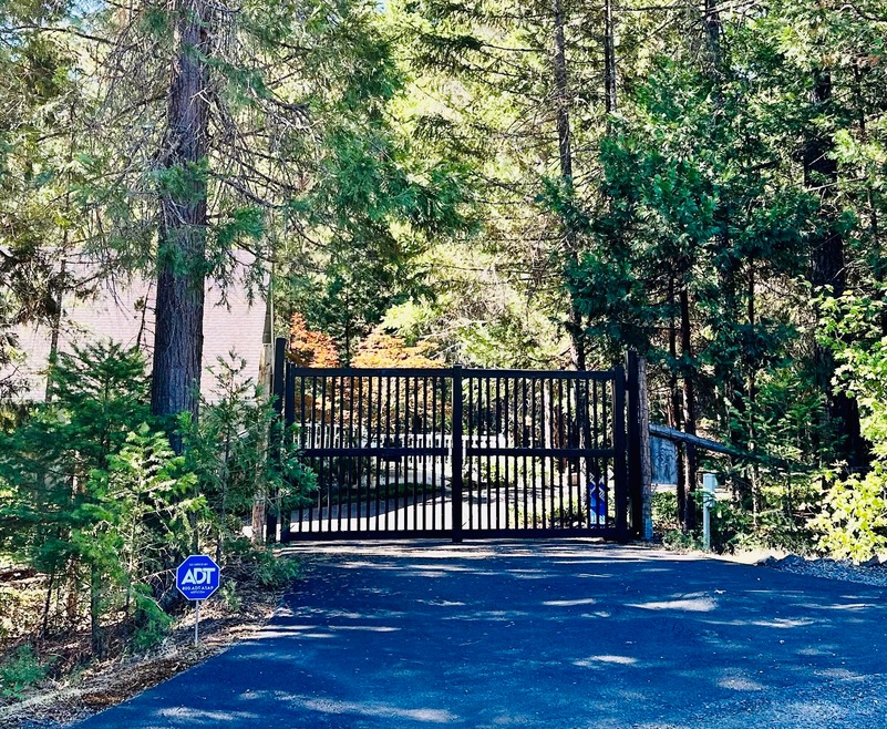 207 Iris Ln, Grants Pass, OR 97526 - photo 1