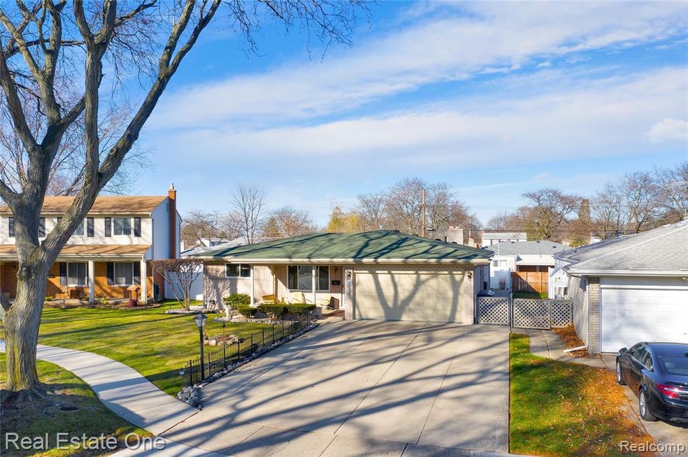 WELCOME TO YOUR NEW HOME WITH EXTRA WIDE DRIVEWAY!