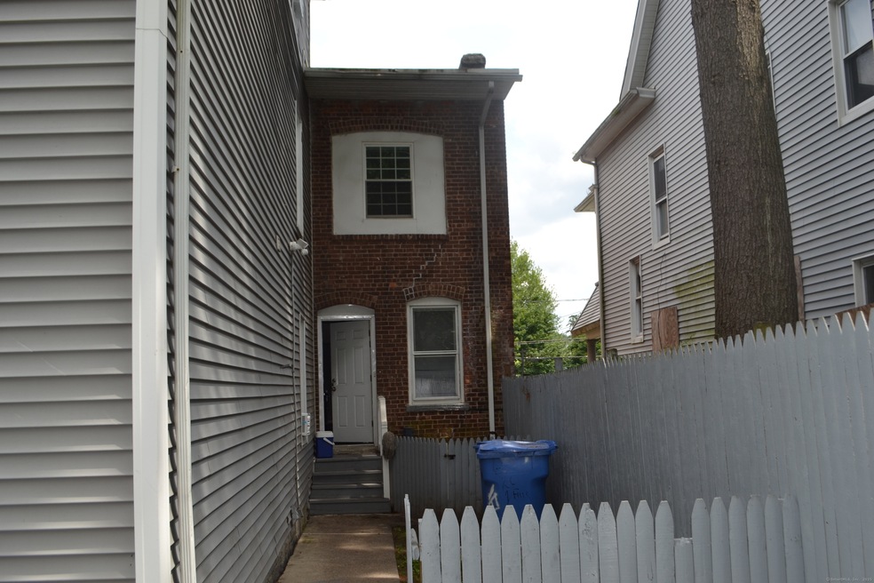 255 Walnut St unit 4, Waterbury, CT 06704 - photo 1