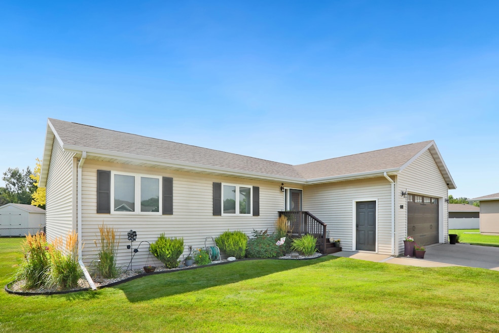1008 Jade Ct, Aberdeen, SD 57401 - photo 1