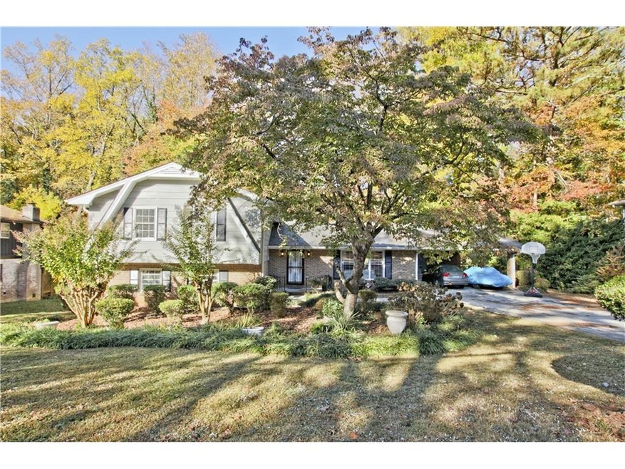 Welcome home to 926 Abingdon Court!
