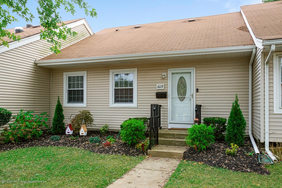 162 Parkway Dr Unit B Freehold-large-001