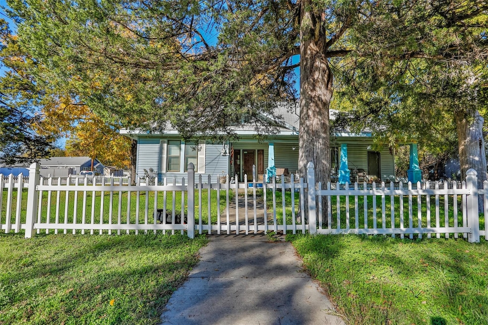 1403 E Broadway St, Gainesville, TX 76240 - photo 1