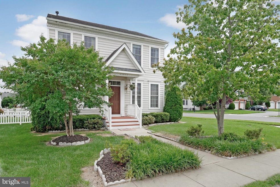 43049 Edgewater St, Chantilly, VA 20152 - photo 1