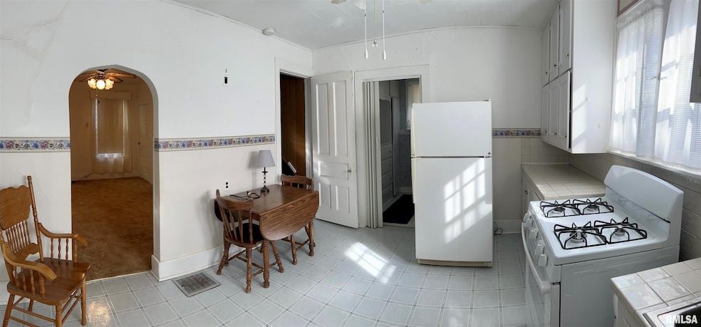 2010 W 6th St, Davenport, IA 52802 - photo 1