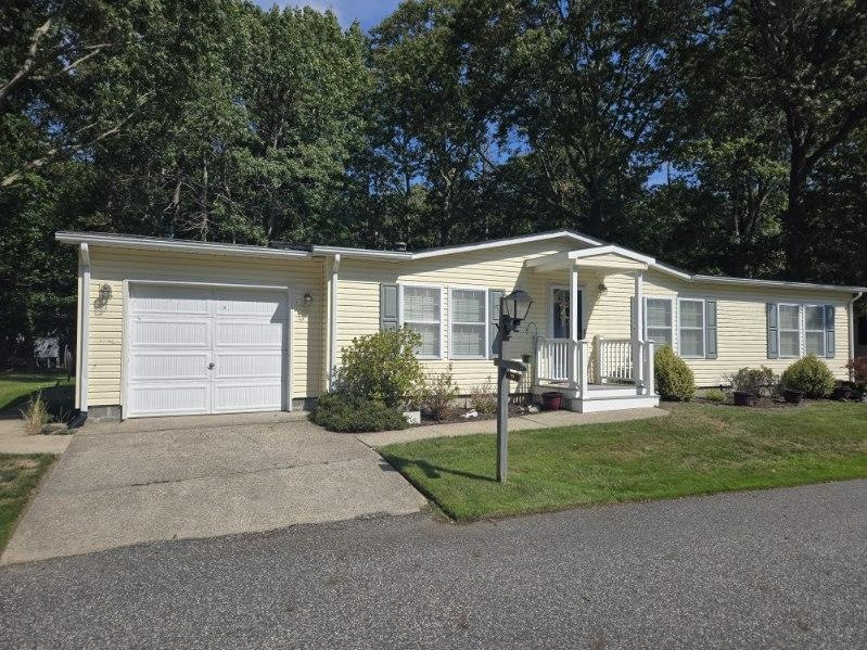 140711 Middle Rd unit 11, Calverton, NY 11933 - photo 1