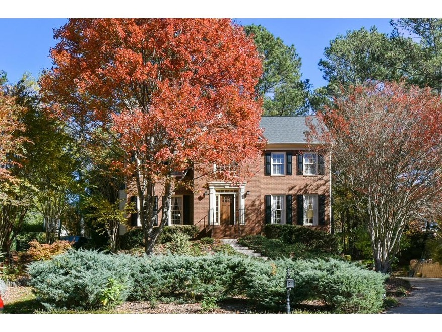 Welcome home to this pristine beauty on a quiet cu