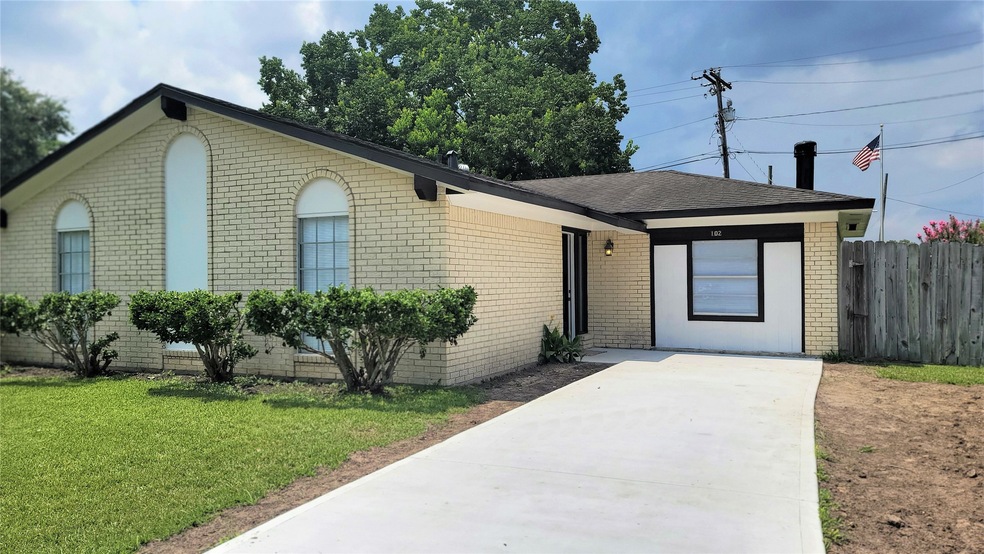 102 Mary Ann Dr, Friendswood, TX 77546 - photo 1