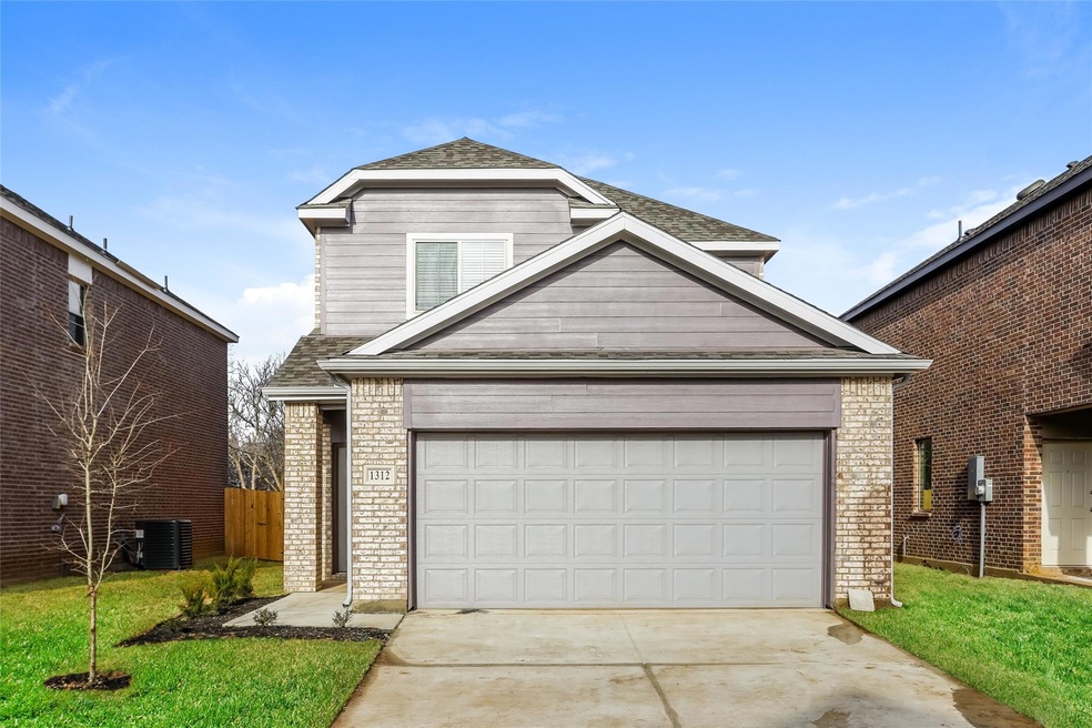 1312 Ester Ln, Ennis, TX 75119 - photo 1