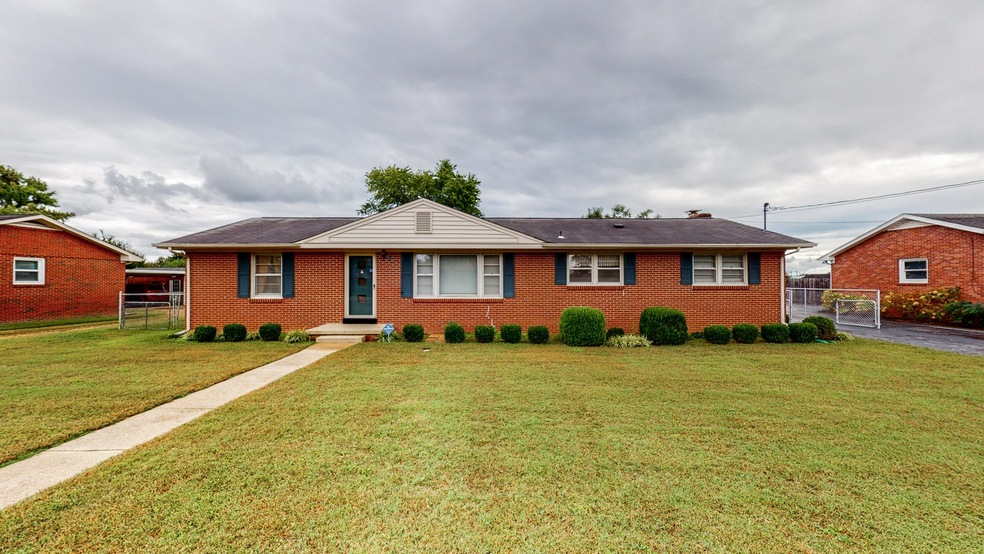 112 Blue Ribbon Pkwy, Shelbyville, TN 37160 - photo 1