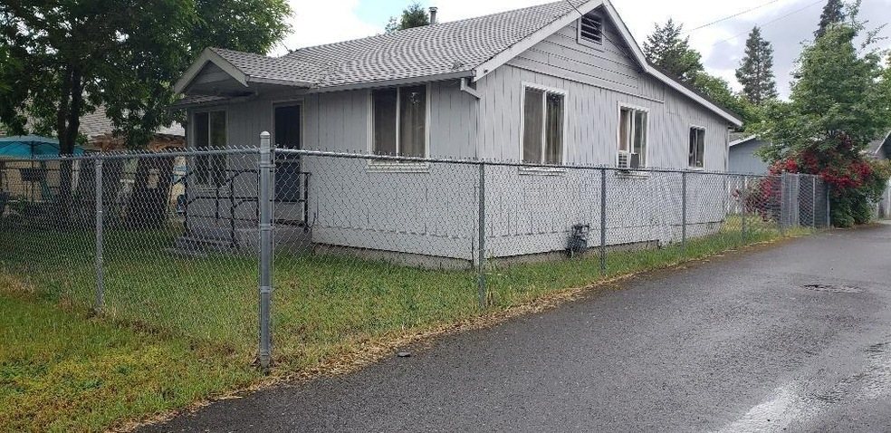 610 SE 10th St, Grants Pass, OR 97526 - photo 1