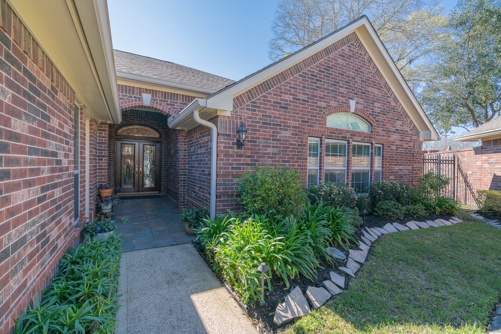 308 Pine Creek Dr, Friendswood, TX 77546 - photo 1