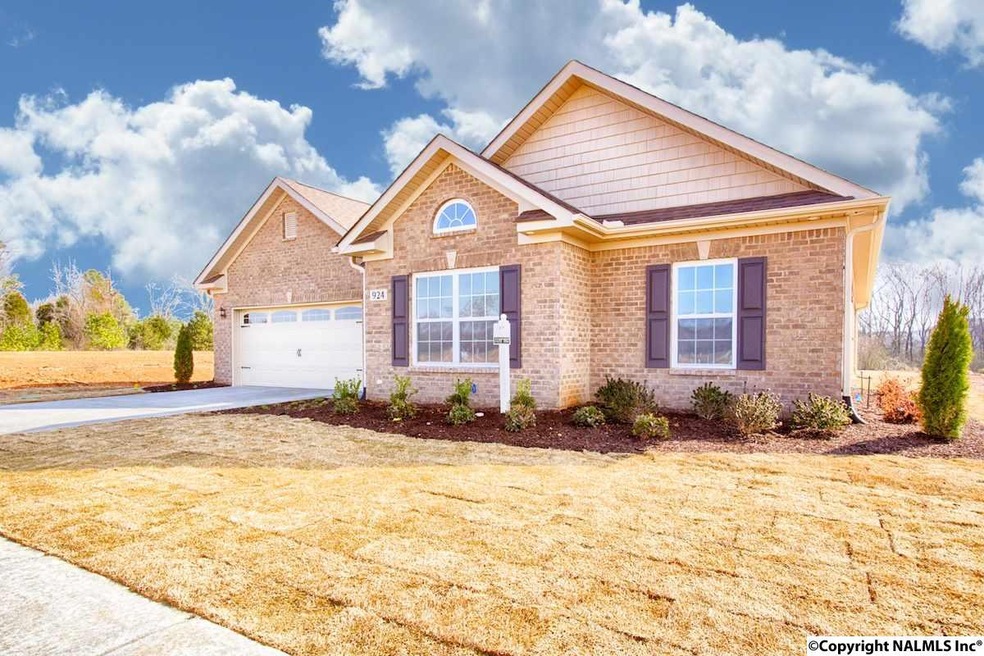 SINGLE FAMILY HOME IN RESORT SYLE COMMUNITY