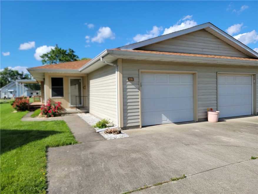 406 W Saint Louis Ave unit B, Effingham, IL 62401 - photo 1