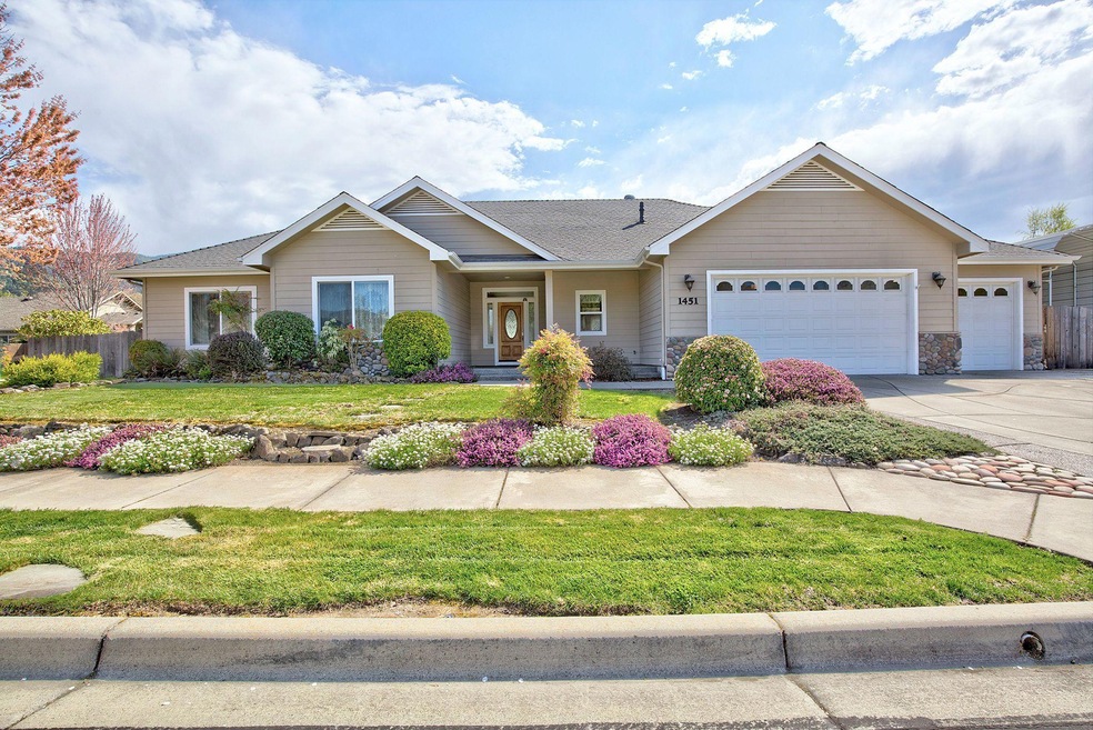 1451 SE Vance Dr, Grants Pass, OR 97527 - photo 1