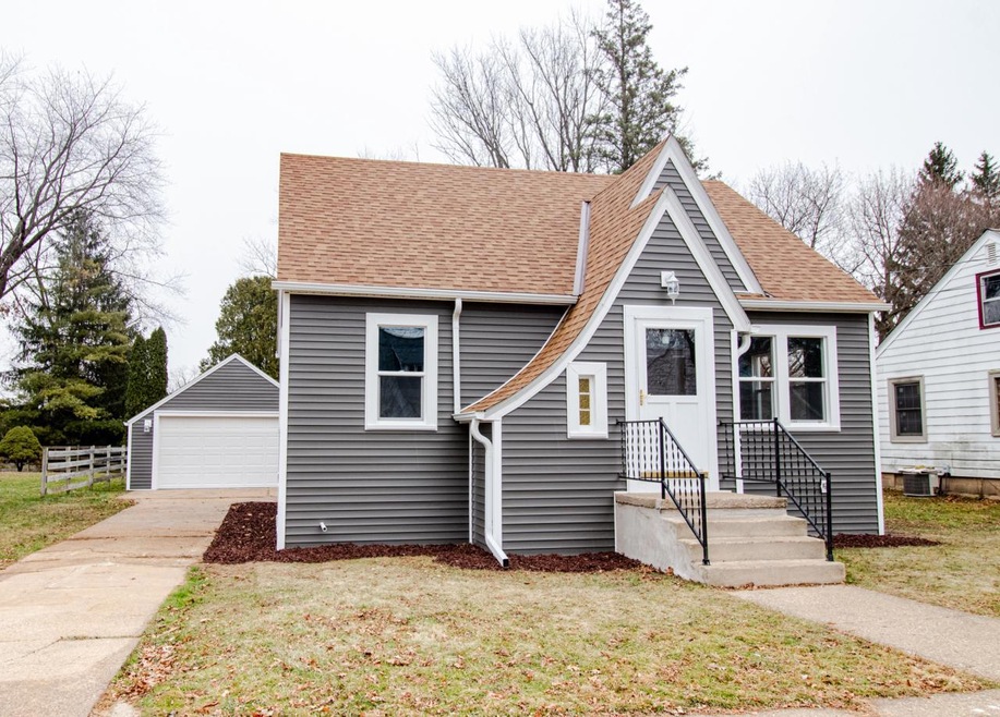 309 S Maple St, Oconomowoc, WI 53066 - photo 1