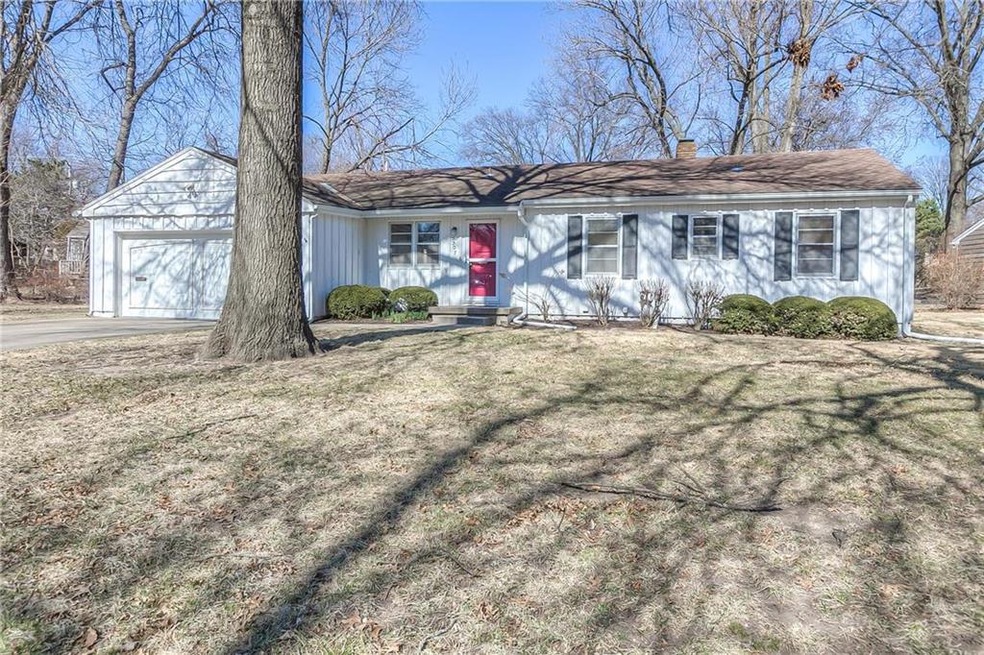 Great location - 3 bedroom, 1 bathroom, 1 car gara