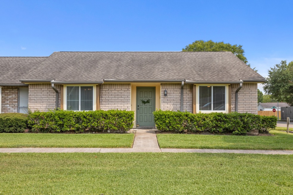 3750 Laura Leigh Dr, Friendswood, TX 77546 - photo 1