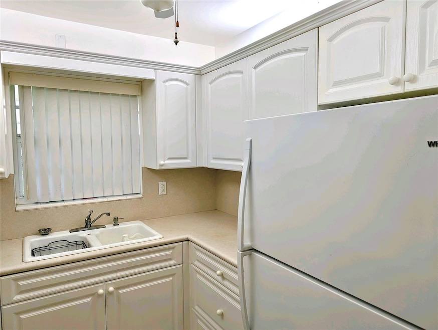 Recessed lighting and a ceiling fan too