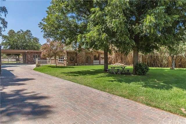 Park Like front Yard with Pavers