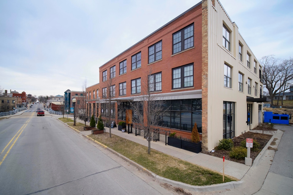 86 Washington St unit 240, Manistee, MI 49660 - photo 1