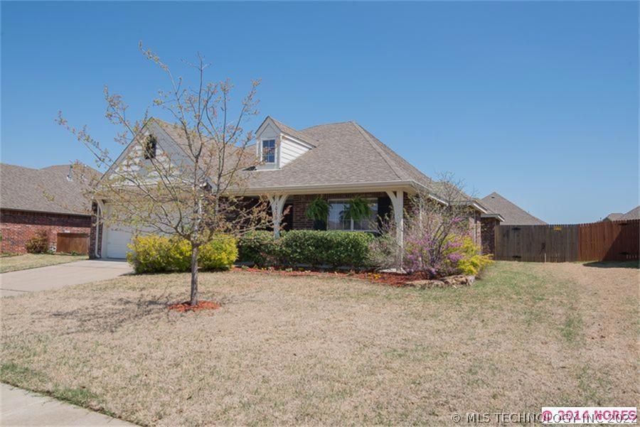 Great Curb Appeal for thissuper cute and clean 4 b