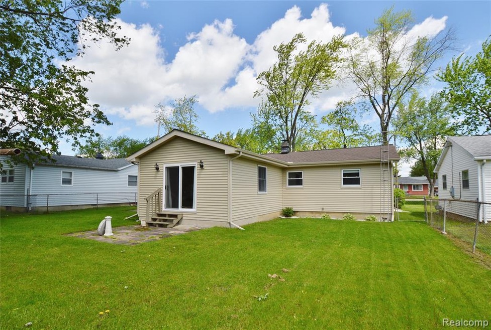 2447 Betty Ln, Flint, MI 48507 - photo 1