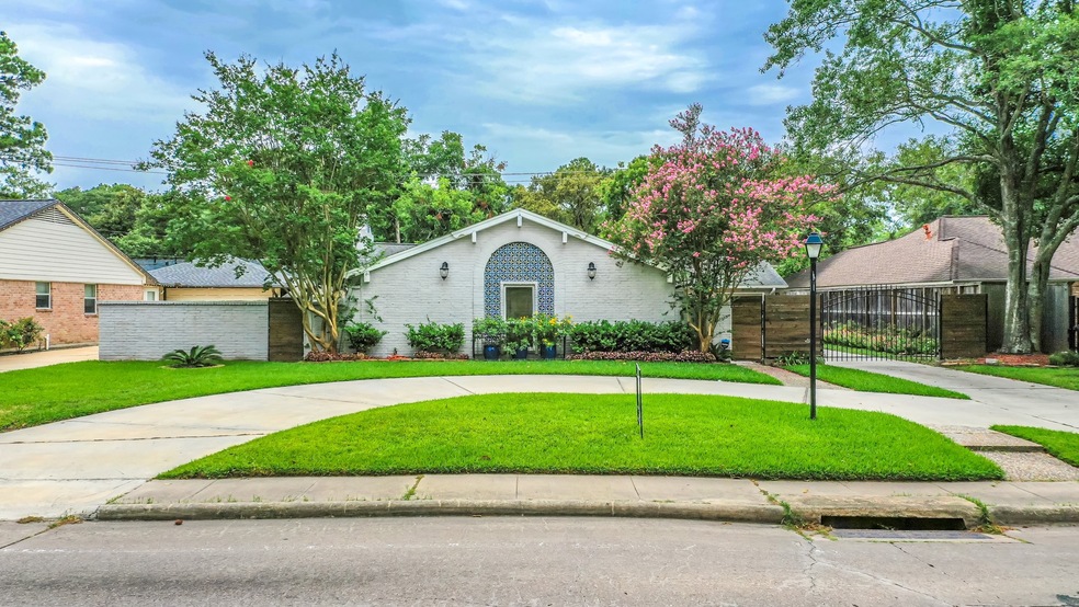 10043 Briar Forest Dr, Houston, TX 77042 - photo 1